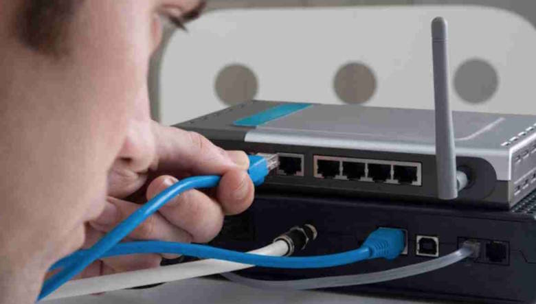 Подключите телевизор или TV Box к роутеру по кабелю