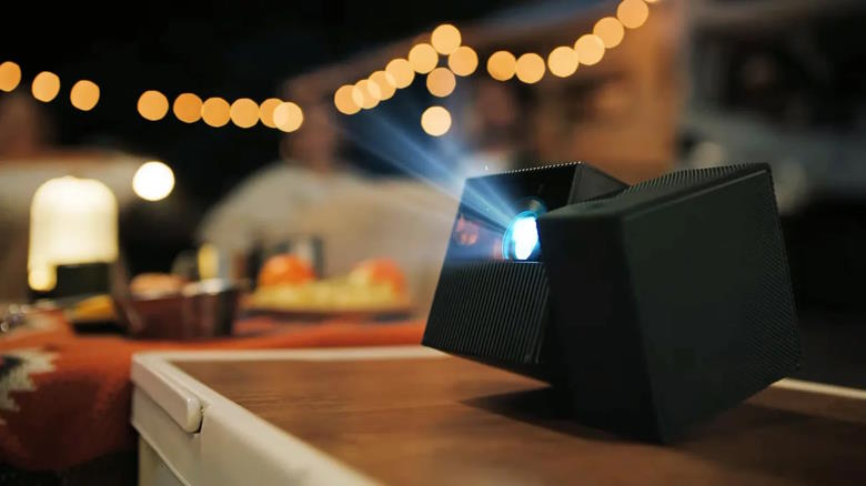 Портативный проектор TCL Playcube с Gemini AI, Google TV и поворотом на 360 градусов